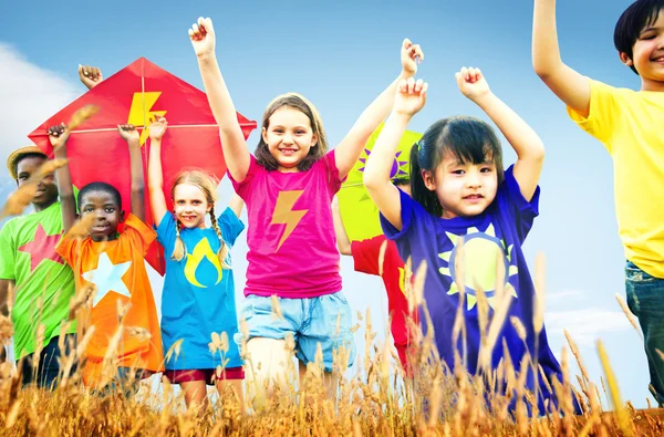 Niños Diverse jugando cometa —  Fotos de Stock