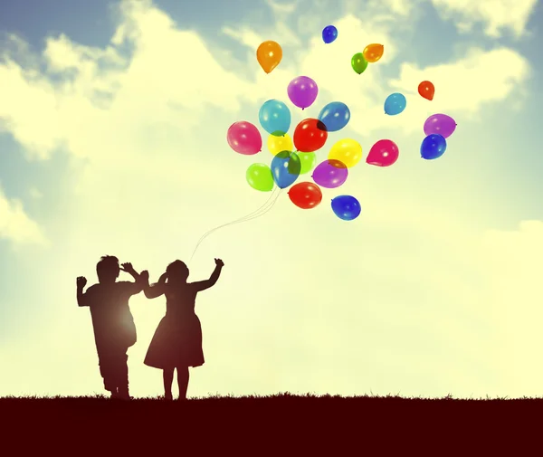 Dzieci bawiące się wraz z balonów — Zdjęcie stockowe