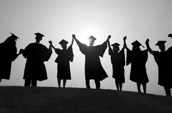 学生举手，毕业概念 — 图库照片