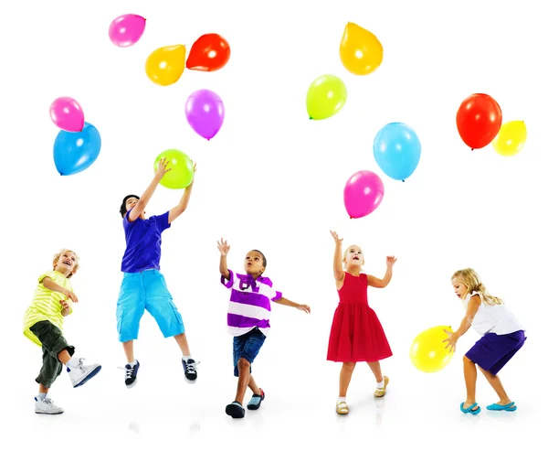 Niños jugando con globos —  Fotos de Stock