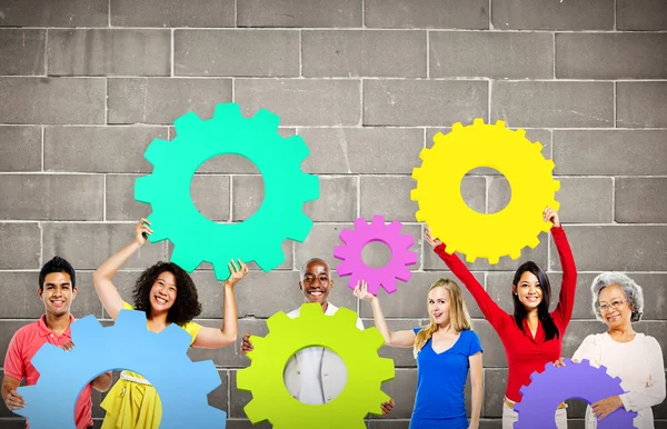 Diversiteit mensen houden van Gears — Stockfoto