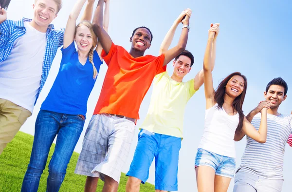 Grupo de Amigos Ganando el Concepto de Victoria — Foto de Stock