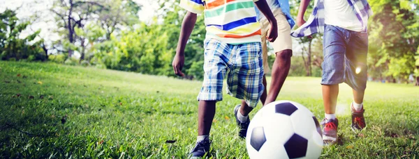 Батько і сини грають у футбол — стокове фото