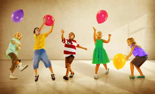 Niños jugando con globos —  Fotos de Stock