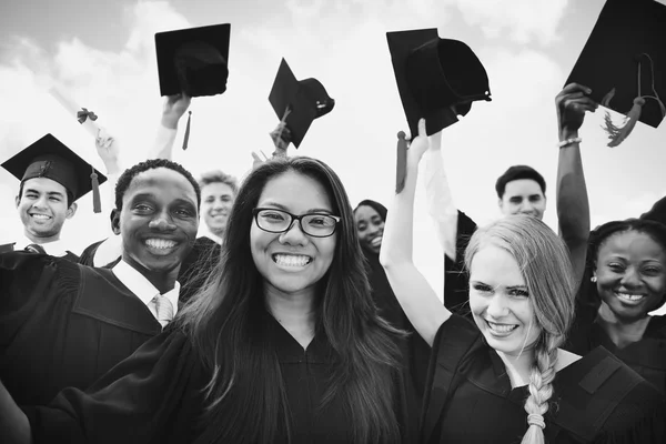 Groupe d'étudiants célébrant la remise des diplômes — Photo