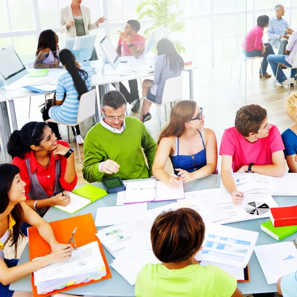 Studenti che studiano in Classrom — Foto Stock