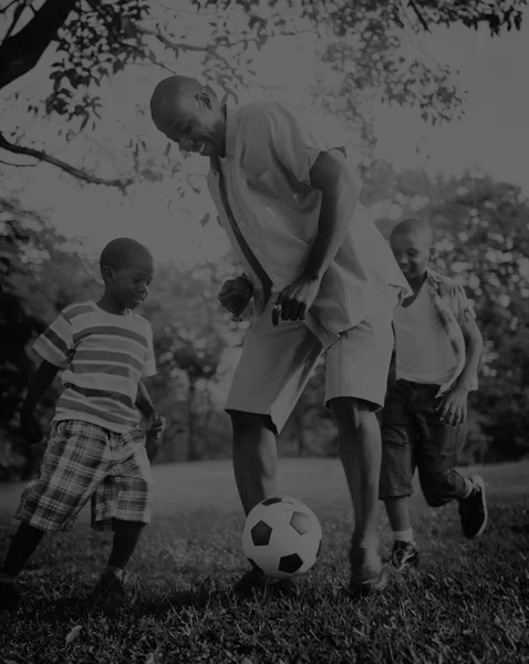 Πατέρας και Υιοί παίζει ποδόσφαιρο — Φωτογραφία Αρχείου