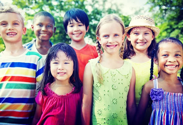 Gruppe von Kindern lächelt Konzept — Stockfoto