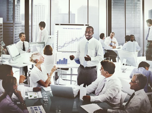 Zusammenarbeit bei der Geschäftspräsentation — Stockfoto