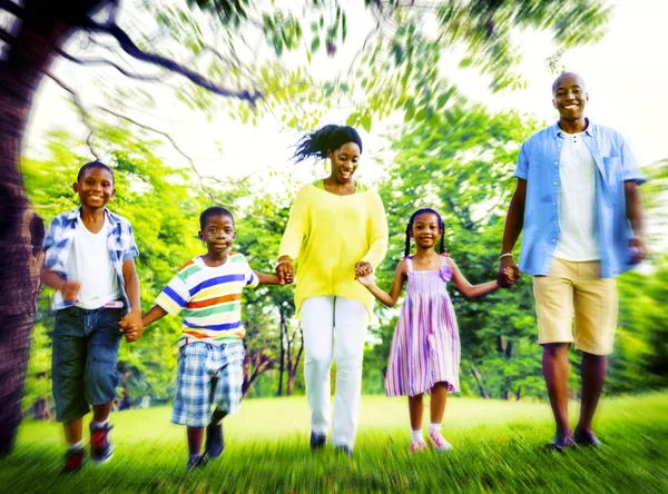 Glückliches afrikanisches Familienurlaubskonzept — Stockfoto