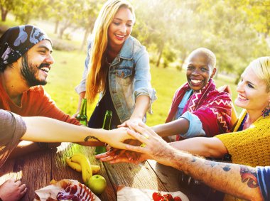 arkadaşlar açık havada birlikte zaman zevk