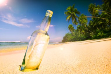 Mesaj şişe gönderme deniz kavramı