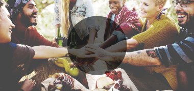 arkadaşlar açık havada birlikte zaman zevk