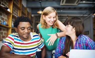 Farklı insanların birlikte çalışma