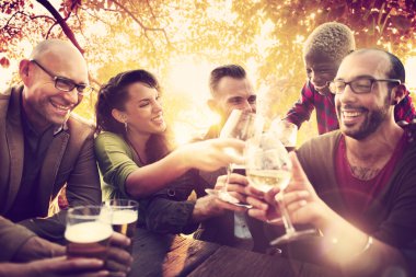 Dışarı asılı açık havada partide arkadaşlar