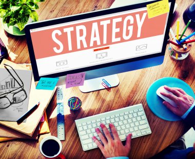 Bilgisayar ve strateji kavramı kullanan adam