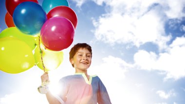 Mutlu çocuk açık havada, oynak kavramı