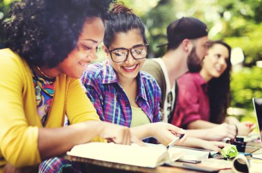 çeşitli üniversite öğrencileri sınıfta eğitim