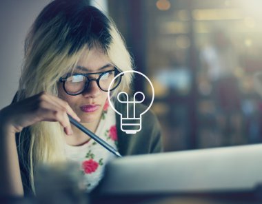 Bilgisayarda çalışan kadın