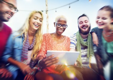 neşeli arkadaşlar Kumsal Partisi dışarı asılı