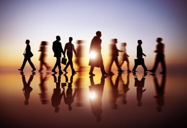 Yürüyen iş adamlarının siluetleri