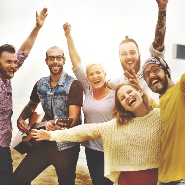 neşeli arkadaşları sahilde takılmak