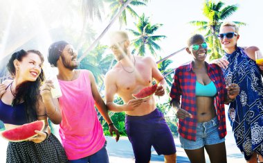 neşeli arkadaşlar Kumsal Partisi dışarı asılı