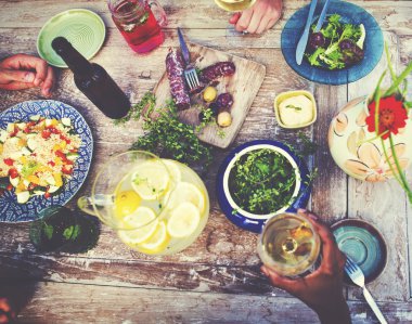 Yiyecek ve içecek masada