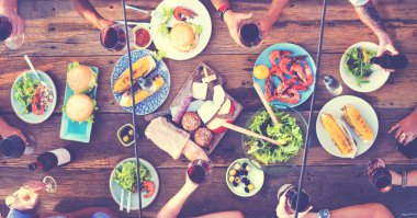 Arkadaşlar açık havada yemek