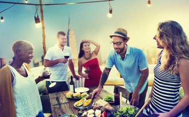 Çatı katında kutlama arkadaş