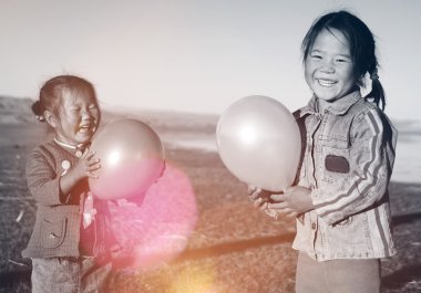 Küçük kızlar balonlarla oynamayı 