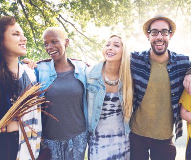 Açık havada kamp, neşeli arkadaşları