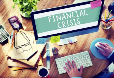 Bilgisayar ve mali kriz kullanan adam 