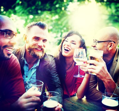 Dışarı asılı açık havada partide arkadaşlar