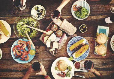 İnsanların öğle yemeği açık havada