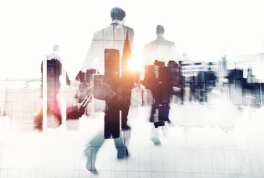 Sokağın karşısındaki insanlar