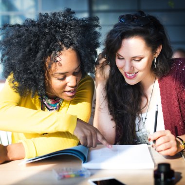 sınıfta okuyan kız öğrencilerin