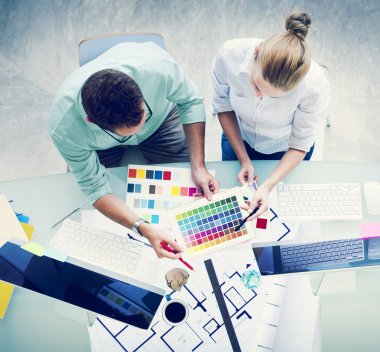 Grup iş adamları kavramı beyin fırtınası