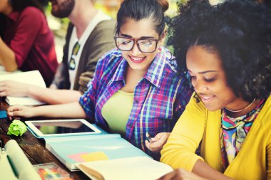 çeşitli üniversite öğrencileri sınıfta eğitim