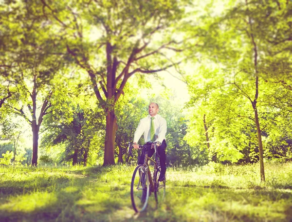 Uomo d'affari in bicicletta nella foresta — Foto Stock