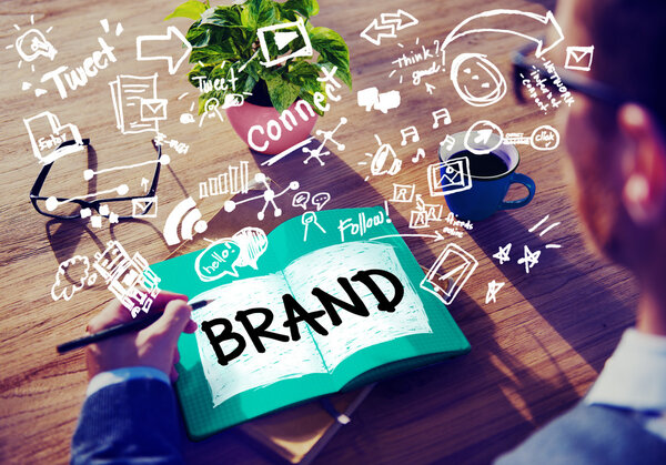 Человек, работающий с брендом
