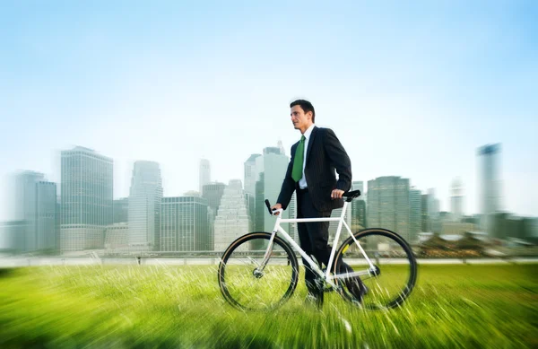 Geschäftsmann im Anzug mit Fahrrad — Stockfoto
