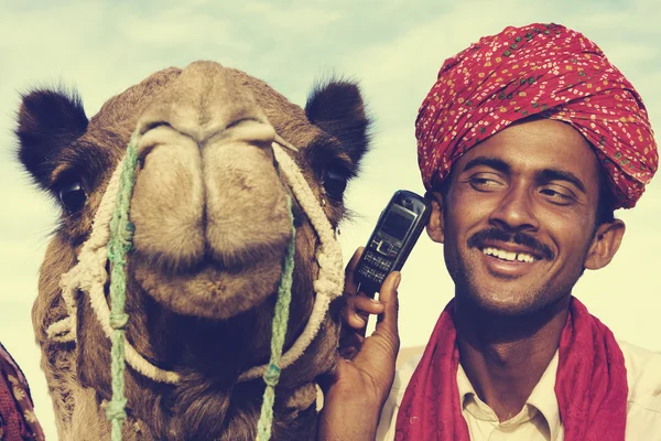 Asiatiska man använder telefon — Stockfoto