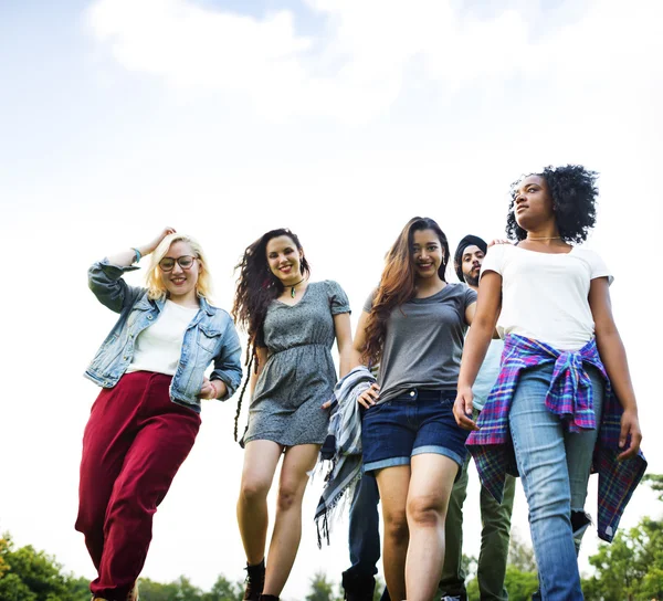 Studenti che camminano nel parco universitario — Foto Stock