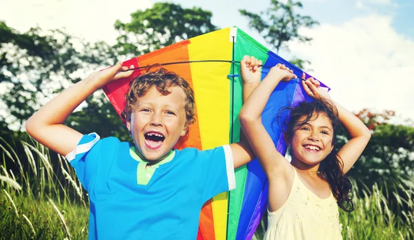 Niños jugando a la cometa — Foto de Stock