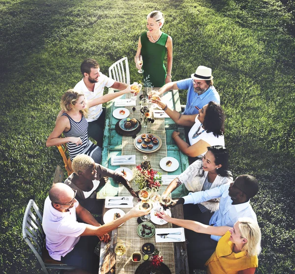 Friends Hanging Out Outdoors — Stock Photo, Image