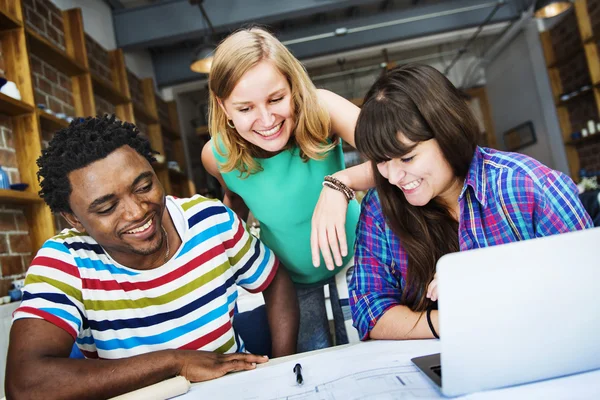 Grupo de personas diversas que trabajan juntas — Foto de Stock