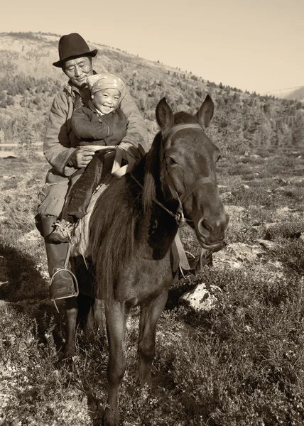 Mongolia Tsataan a caballo — Foto de Stock