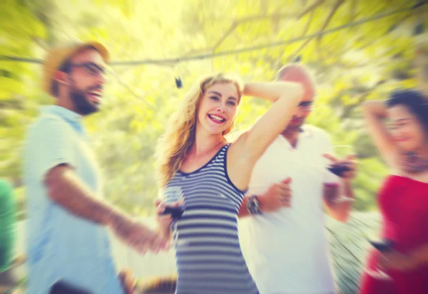 Amis traînant à la fête en plein air — Photo