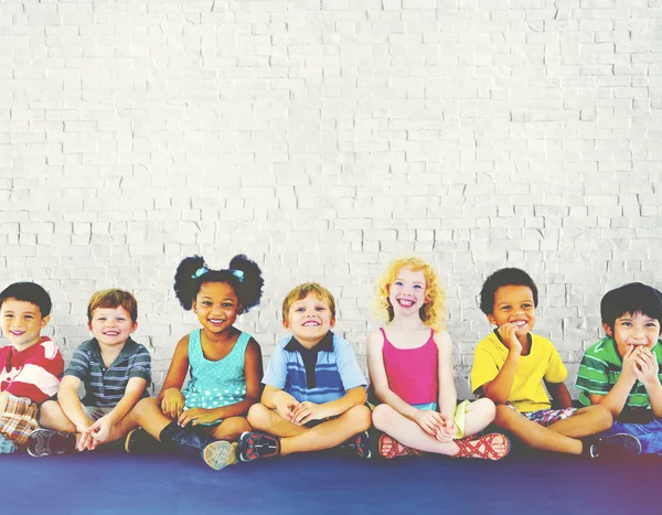 Diversité Enfants assis ensemble — Photo